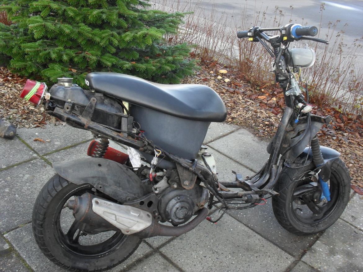 PGO Hot 50 Smidt af h til - Sådan kørte jeg rundt på den i ca 1 måned da jeg malede skjolde (var ikke ret tit ude i lokalet hvor de var) :-) billede 12