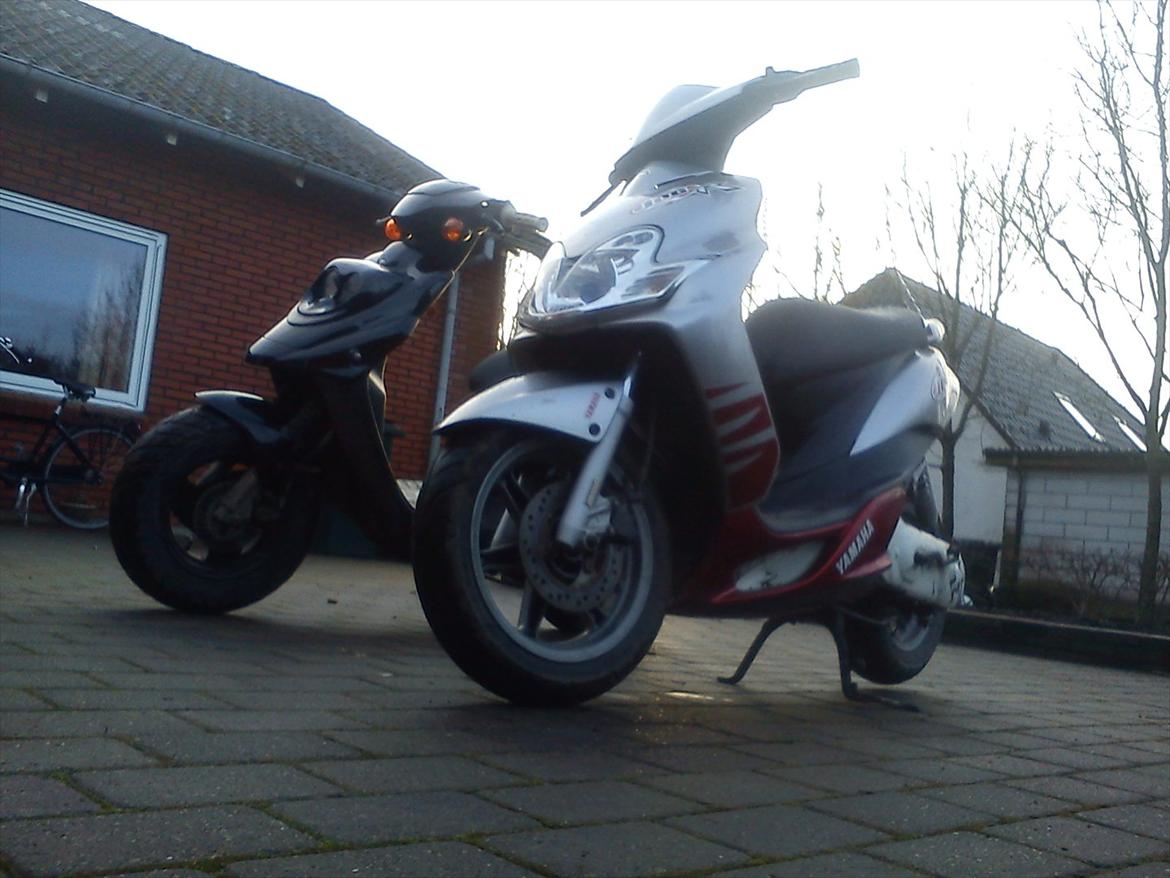 PGO Hot 50 - Min den sorte hot. Min vens Jog R billede 1