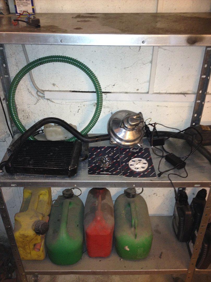 Aprilia Sonic LC SD - Projekt vandkølet sonic , igang. Her ligger køler og slanger og temperatur måler. billede 6