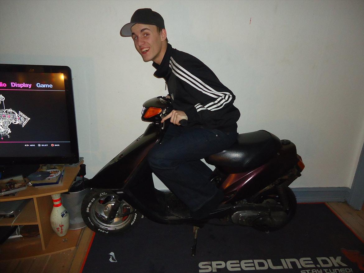 Yamaha jog as (tidl. scooter) - mig og en kammerat kedet os :P
men sådan ser joggen ud nu :) billede 1