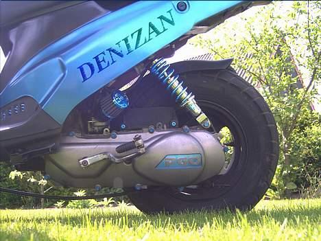 PGO HOT 50  SOLGT - SE LIGE HER...! DETTE BILLED ER LAVET PÅ COMPUTEREN.!! SE LIGE STØDDÆMPEREN..! OG BLOKKEN..! POWERFILTERET..! NAVNET PÅ SCOOTEREN..! =)  billede 16