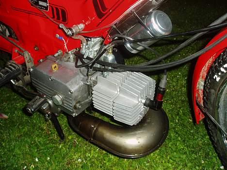 Puch Maxi 2 Gear - solgt - Her kan man rigtigt se indsugningsforstærkeren og den glasblæste cylinder billede 11