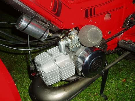 Puch Maxi 2 Gear - solgt - Mit Dejlige skumfilter med metal tragt giver den grummeste lyd og cylinderen + topstykket ser ikke værst ud billede 12
