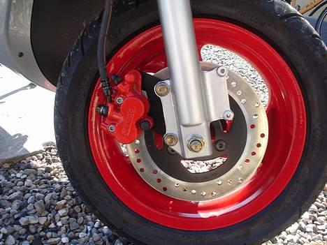 Kymco Super 9 - Rød bremsekaliber og røde fælge :) billede 1