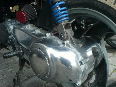 Piaggio Nrg - SOLGT - igang med at polere varioskjold og blok billede 6