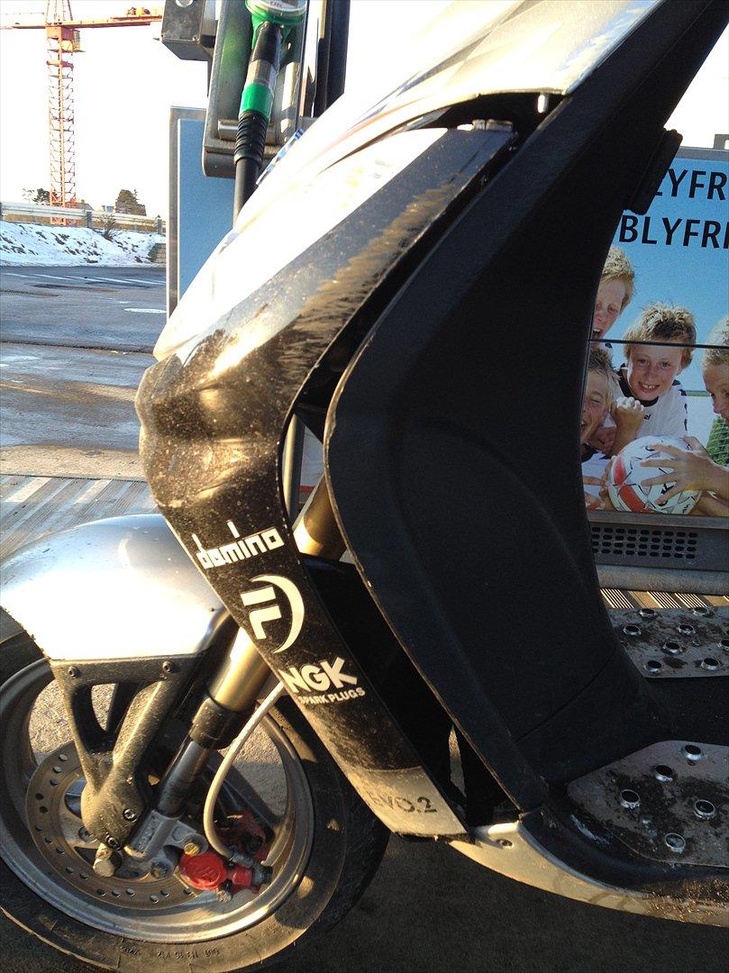 Peugeot vivacity - du kan se den har en fin lille revne i skjoldet det bliver lavet så hurtigt så muligt ;D billede 4