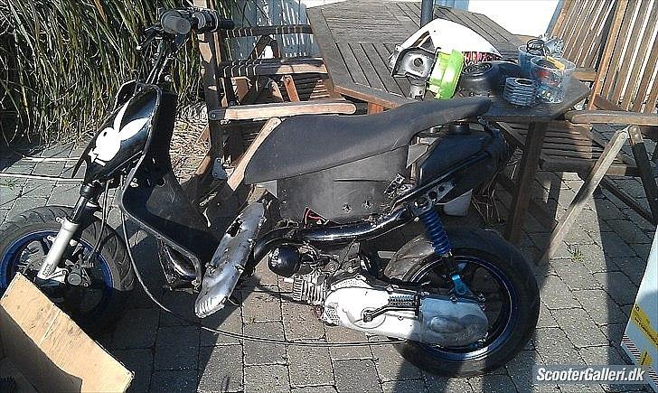 Yamaha jog r R/T - da jeg startede med en ac s6r motor som var smadret, så den fik også ''ny'' motor (lættere brugt) billede 4