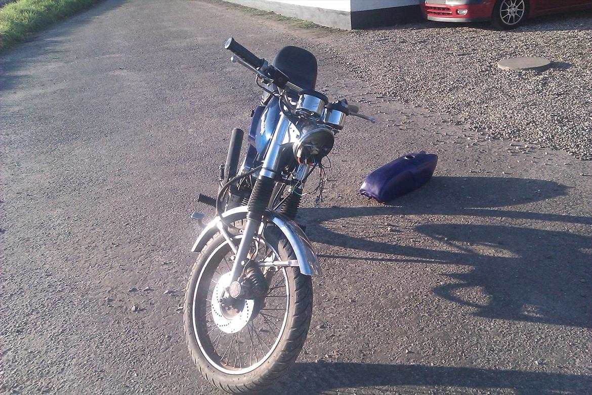 Yamaha fs1 4 gear  - Så skal der ny forlygte til, og nyt ledningsnet, da den forige ejer havde klippet rundt i det. billede 3