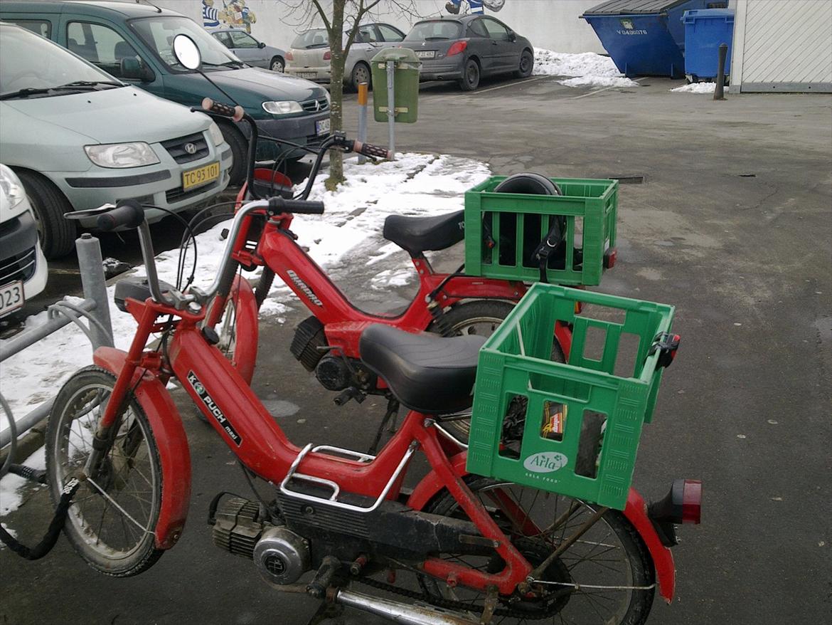 Puch Maxi K - Maxien som den står den dag i dag. Lige taget ved siden af en flot Tomos jeg så i byen. billede 1