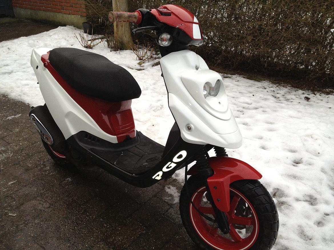 PGO Hot 50 PMPS - Skøn tøs! Hun kører godt og hendes top-fart er imellem 80-90 km/t.
Jeg er ikke den største scooterbums, så gerne kom med tips og info hvis i har tid homes!  billede 1