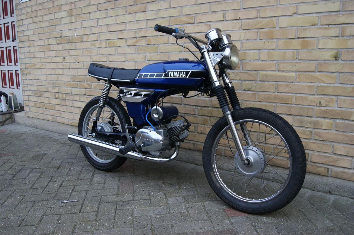 Yamaha FS1 4 gear K1.. - som den står nu den 11/3 - 2012.. den er IKKE færdig endnu ! syntes bare lige at i skulle have et billed af forløbet :D  og ja.. tank strafferingen sidder for højt ja.. men den skulle jo dække slibe mærkerne fra de gamle thansen guld strafferinger ;)  billede 1