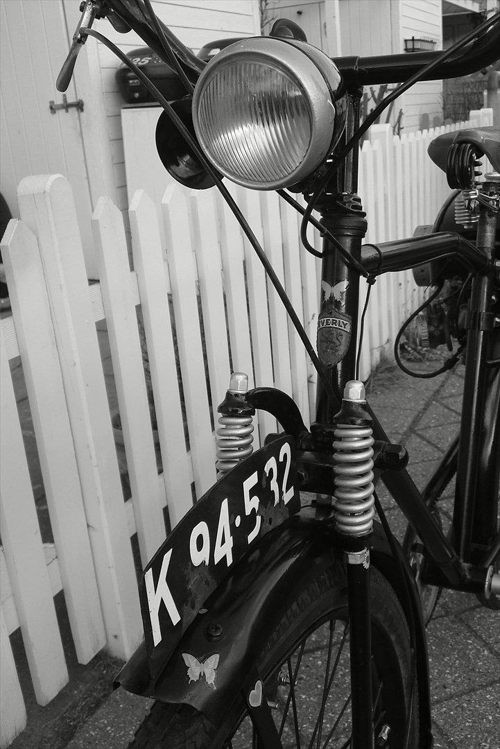 Veteraner DIESELLA 111. "Røvskubber" - Sådan en plade sad der på dengang i 1951. den blev hurtigt ulovlig at køre med. Tænk hvis du bliver ramt af sådan en her. Funger Nr,Pladen som en Økse.  billede 1