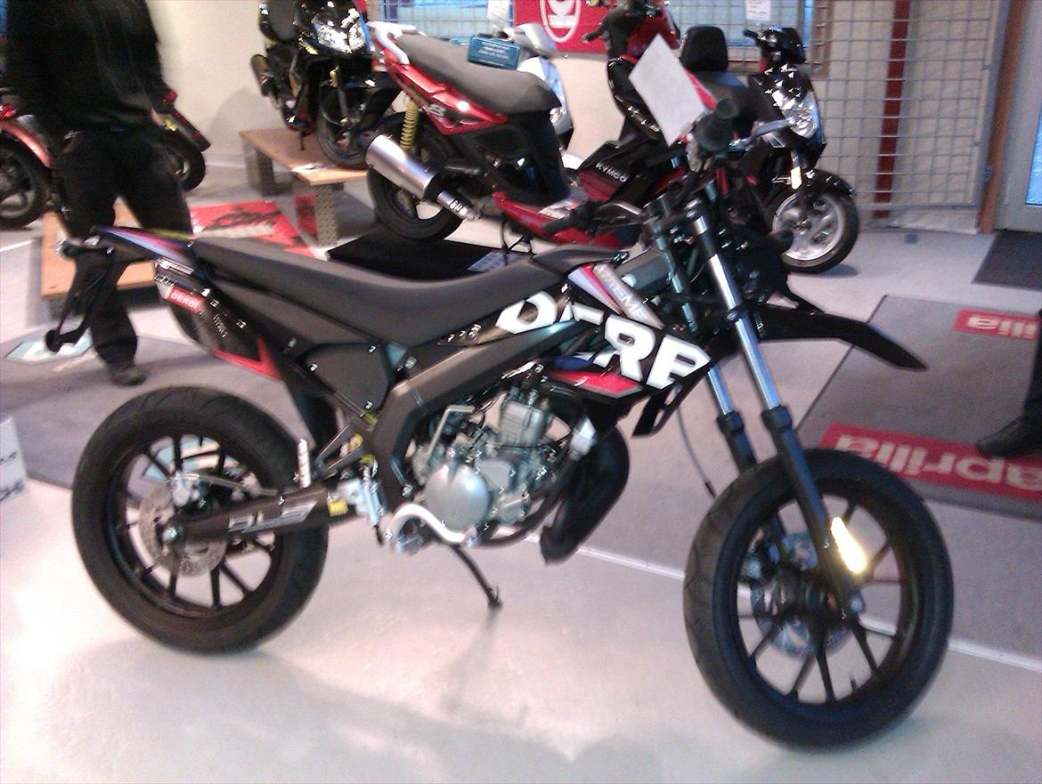 Derbi Senda DRD X-Treme - Et billed af min Derbi Senda DRD X-Treme hos forhandleren. - Scooterworld i Låsby. billede 8