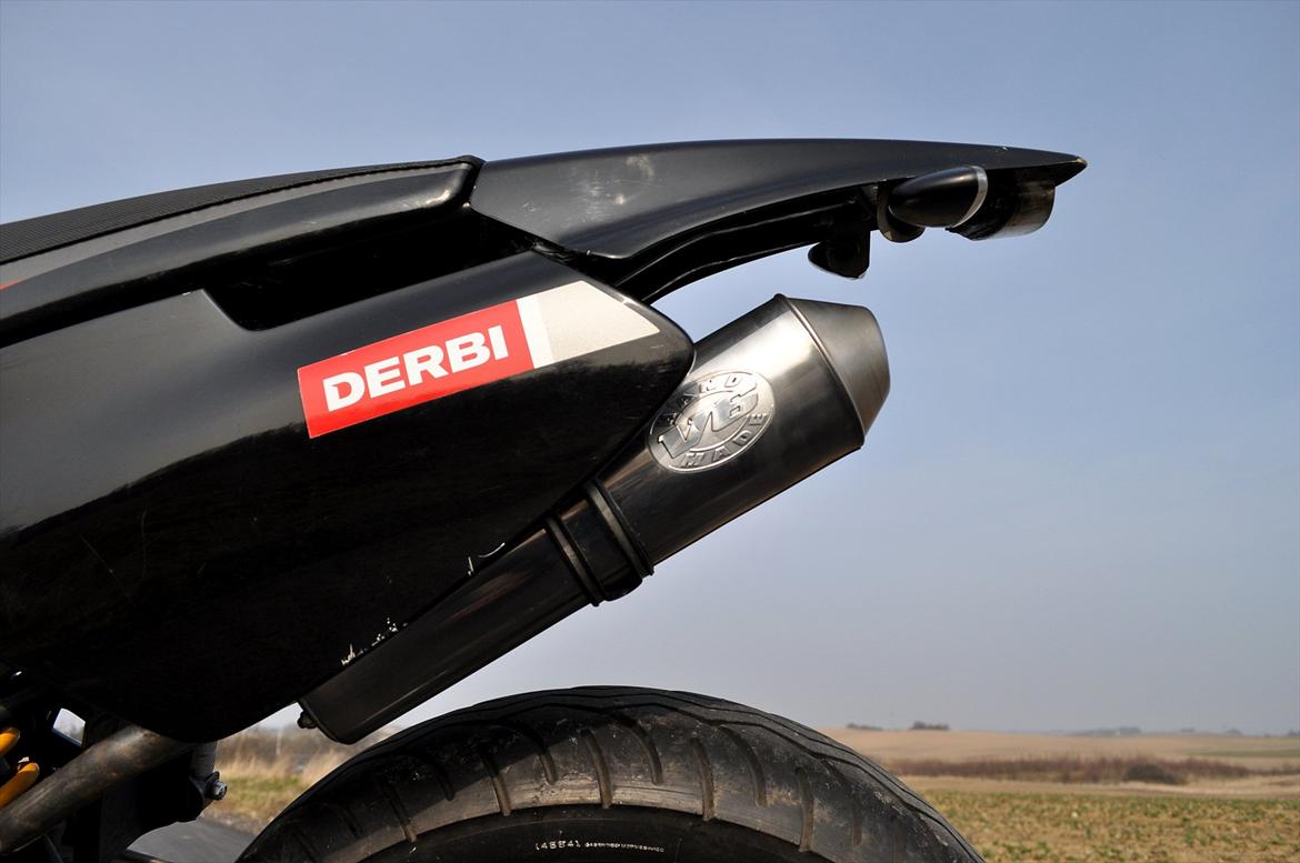 Derbi Senda SM X-treme [ Totalskadet ] - Leovince V6: Emblemet er blev blankpoleret. Det ser bedst ud!  billede 7