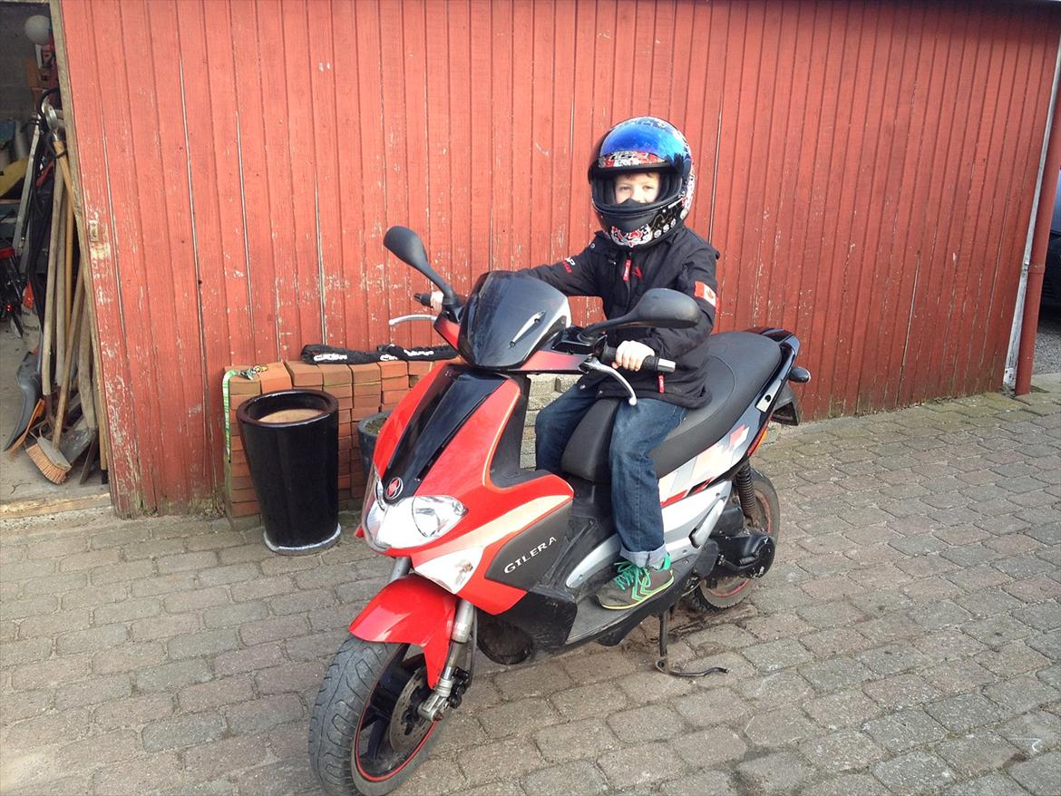 Gilera Runner SP SOLGT - Så kom min fætter også lige op og sidde på raceren :) billede 12