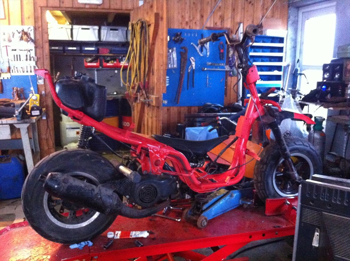 Aprilia Rally ( ligger i dele / skrotede) - om Aften da fik stellet en gang malling :D billede 1