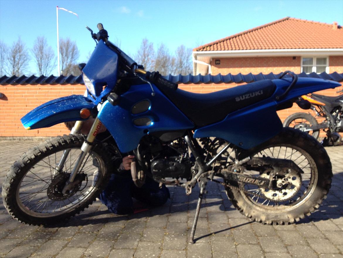 Suzuki Rmx - udenfor med rmx´eren  billede 2