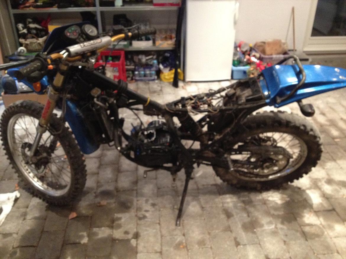 Suzuki Rmx - så blev skjolde og tank pillet af for at se på lednings nettet billede 3