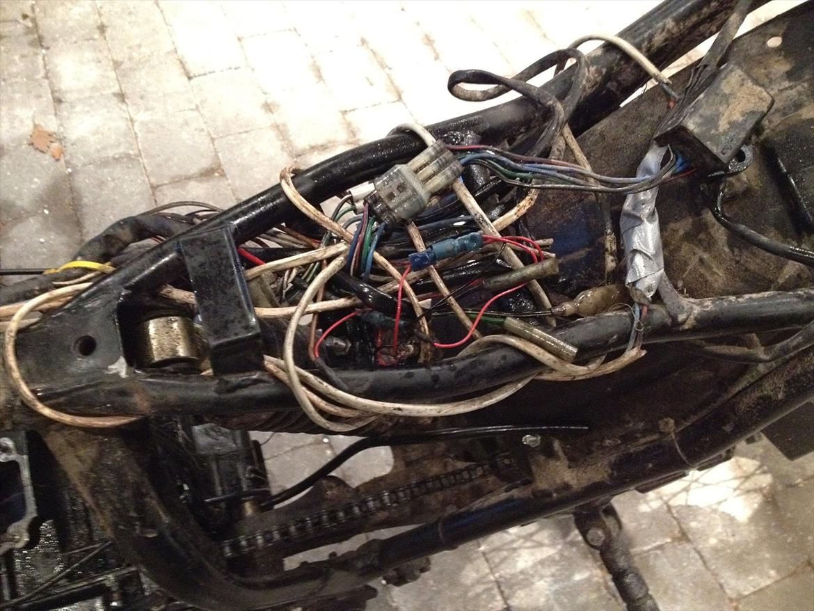 Suzuki Rmx - tja godt ser det ikke ud.. det er så blevet lavet kan jeg da sige. der er en anden der har haft den her før mig og han har ikke passet godt på den her knallert billede 5