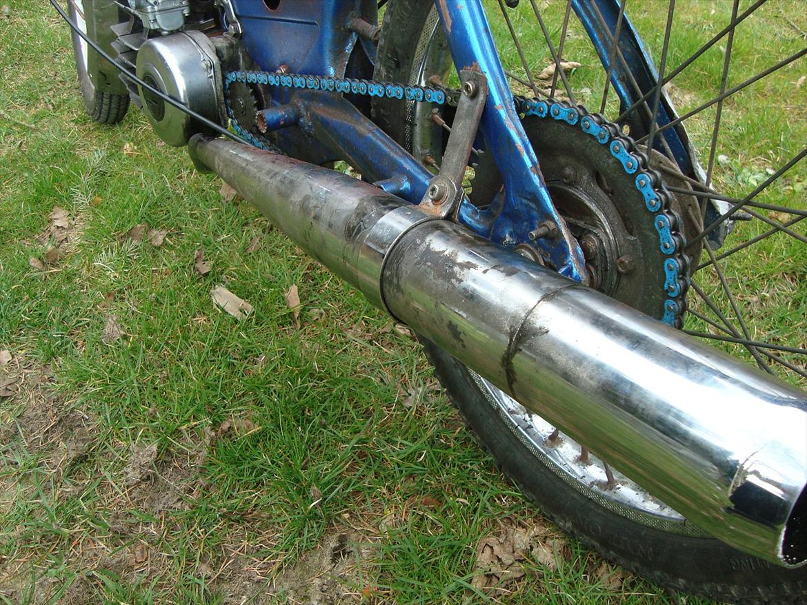Puch Maxi K 74cc projekt - Udstødningsrøret bliver rengjordt og pudset, overvejer at male det sort. billede 11