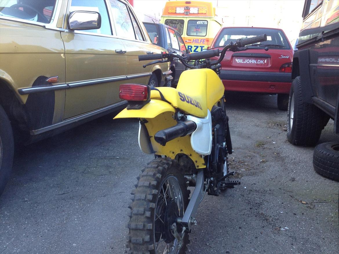 Suzuki DS 80 - Det er lige røven af den, den mangler lys. Pæren er stået af, der bliver købt ny imorgen. billede 5