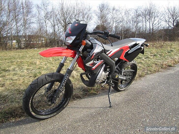 Derbi Senda Xtreme SM LC-ÐÐ SOLGT - som den så ud da jeg solgte den
kig de andre billeder før du bedømmer den billede 1