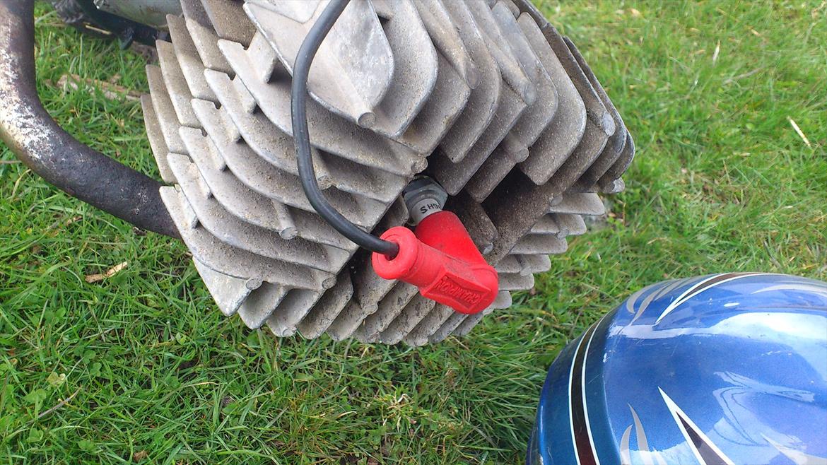 Kreidler RMC Elektronik  - rød tændrørshætte billede 1