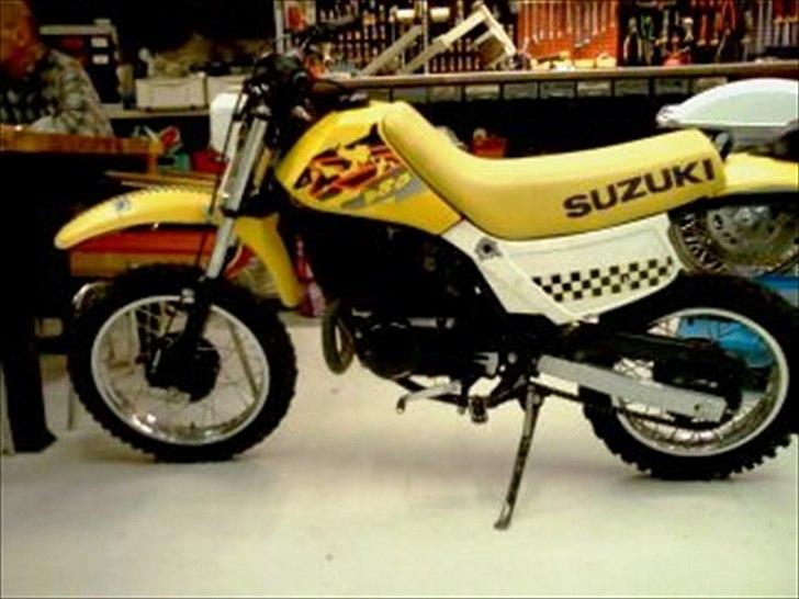 Suzuki DS 80 - Det er taget lige da jeg købte den, så der er sket meget udseendes mæssigt. billede 8