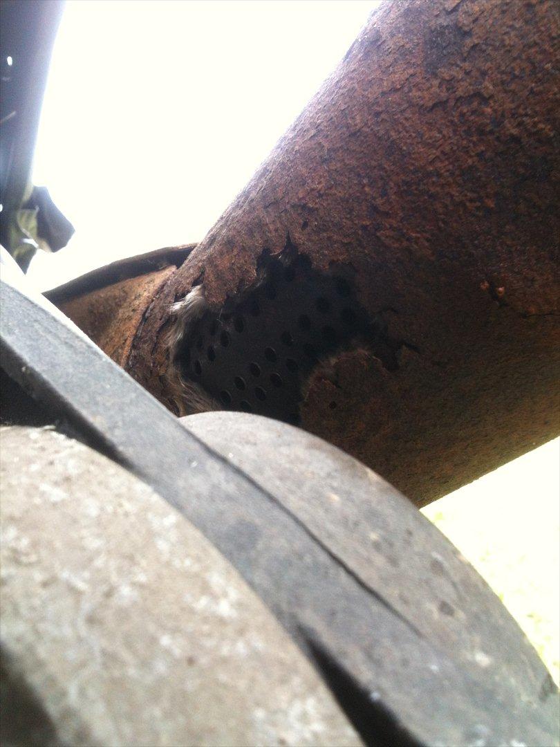 Giantco Sprint SE 3 (FØR) - siden på udstødning som vender ind mod motoren. kæmpe hul der også billede 15