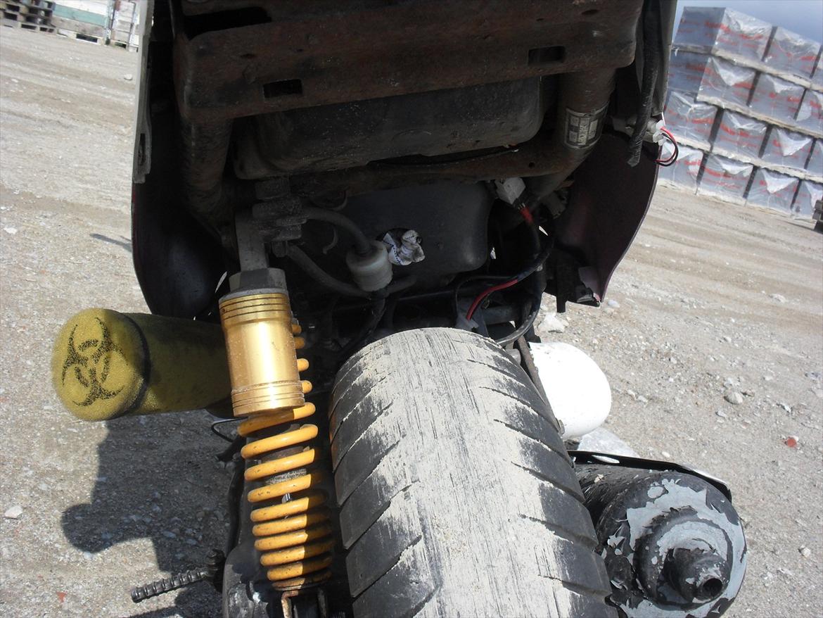 PGO Hot 50 Smidt af h til - Udstødningen skal males om, farmand var ret sikker på malingen var varmefast. Det var den ikke. :-D billede 6