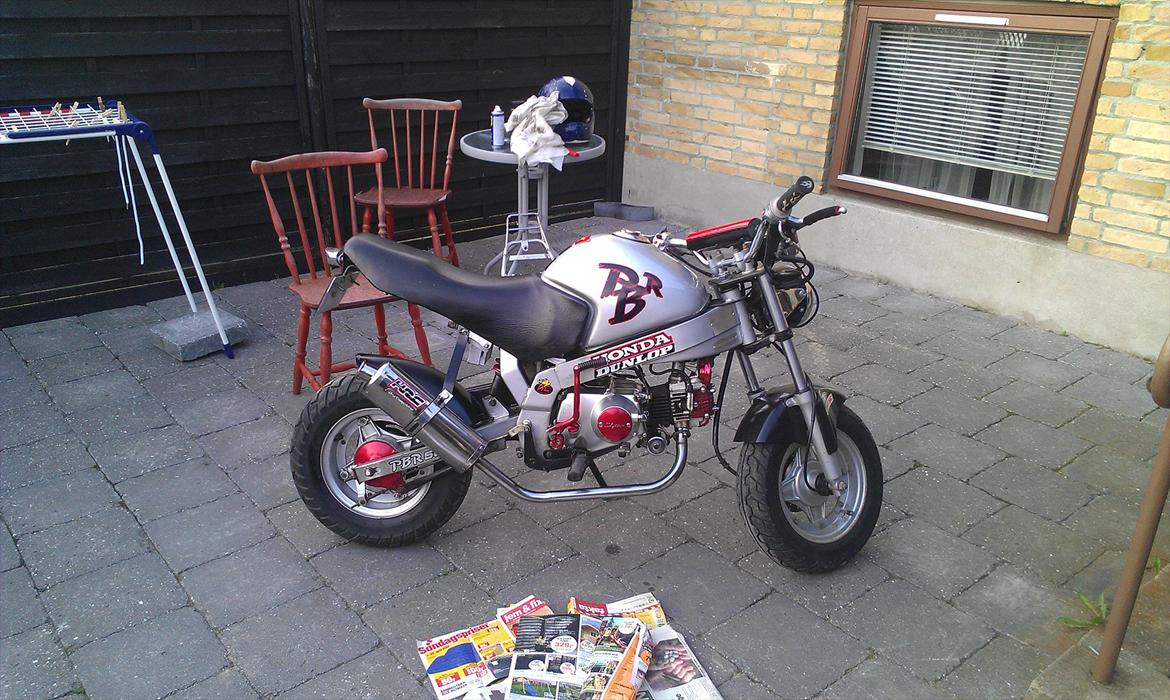 Skyteam PBR - der er lige kommet nye pakninger i hele motor blokken og der er blå dioder i for og baglygte den render ca 60 med et nogenlunde optræk. BEMÆRK det er ikke omhyggeligt skrevet info men den kommer går snart i gang med den ,, så glæd jer smækkede den bare li billede 1