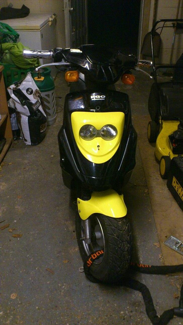 PGO Hot 50 (Brumbazz) - så er skjold v/forlygte og forskærmen monteret :-) billede 12