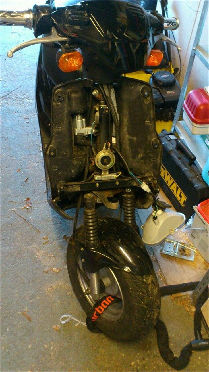 PGO Hot 50 (Brumbazz) - igang med at sætte de nye skjolde på. billede 10