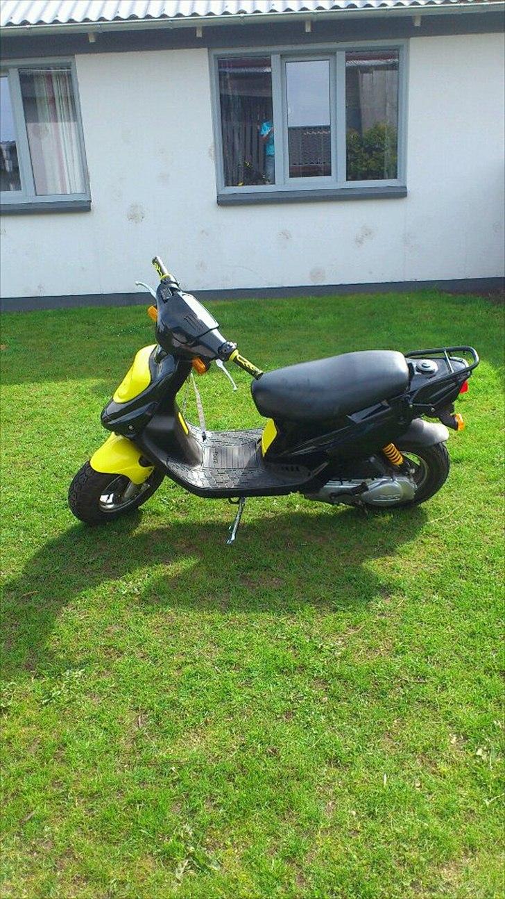 PGO Hot 50 (Brumbazz) - det færdige resultat, ihvertfald med de dele jeg fik hjem, men på et tidspunkt skal jeg igang med noget spraymaling og male et par ting :-) billede 6