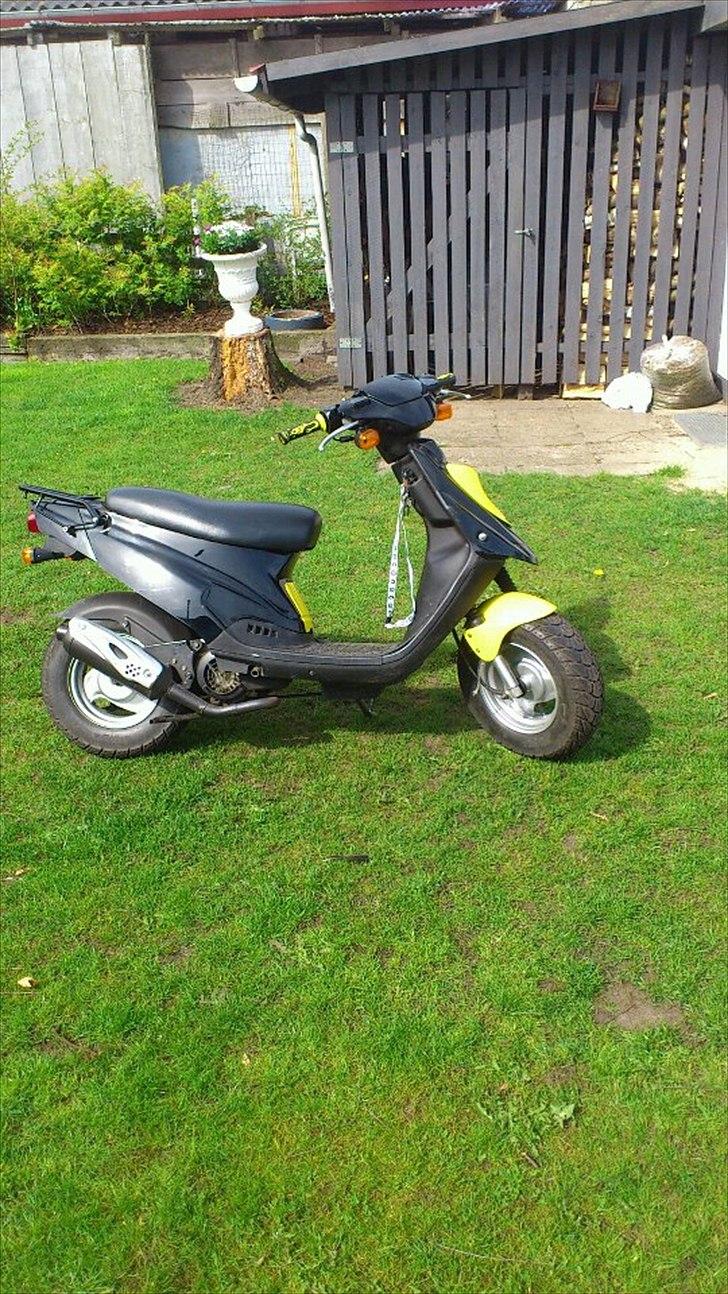 PGO Hot 50 (Brumbazz) - det færdige resultat, ihvertfald med de dele jeg fik hjem, men på et tidspunkt skal jeg igang med noget spraymaling og male et par ting :-) billede 5