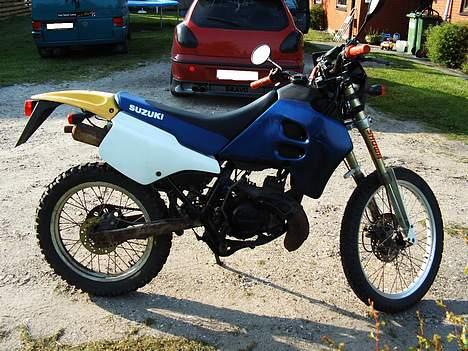 Suzuki RMX - Her er så min rmx. Hvor den er malet. Men som du kan se mangler der 2skjole at blive malet. Der ska os ny kæde på. Har en til at ligge. billede 7
