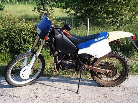 Suzuki RMX - Her er den så igen. Der mangler så venster sideskjole. Men det er gået i stykker. Bare rolig. Det var ikke mig. Det var min storbror´s ven. billede 8