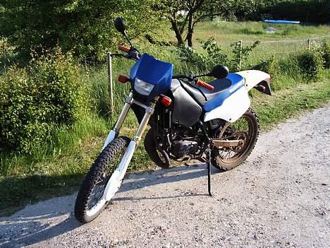 Suzuki RMX - Ja. Nogen som har eller kender en som vil sægle en besin tank. :) Min er gået lidt i stykker. Ska ha en ny besin tank før jeg kan få vester sideskjol på igen.. billede 9