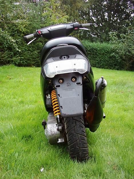 Yamaha JOG - Der er sorte lygter på nu, de "klare" kunne ikke tåle benzin. billede 4