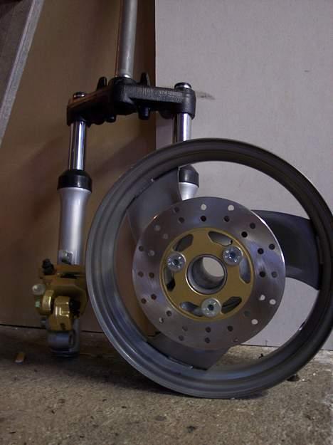 Yamaha JOG - Min helt nye forgaffel, det bliver guld at få den på.. billede 7