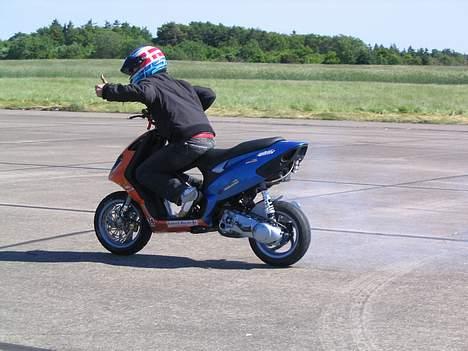 Piaggio NRG LC | Rolling burning. - Rolling burnout på vandel flyvestation billede 18