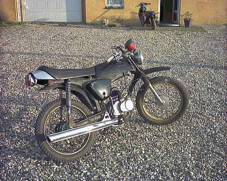 Suzuki k 50 4 gear - i gårdspladsen med en af mine venners PGO rodoshow i baggrunden billede 6