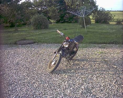 Suzuki k 50 4 gear - forfra med forhaven i baggrunden billede 9