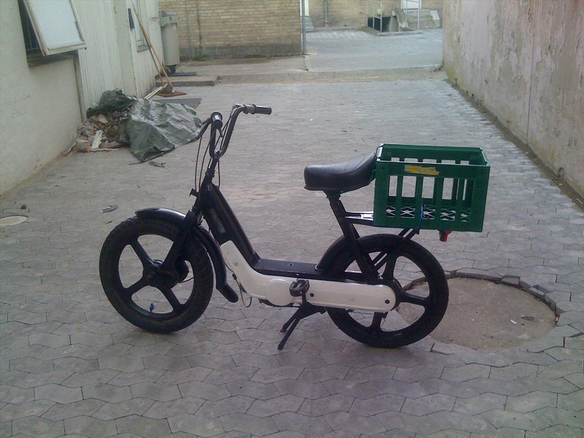 Piaggio vespa ciao - har lige malet den!
der er før billeder også! så i kan se hvad jeg har gjordt!  billede 10