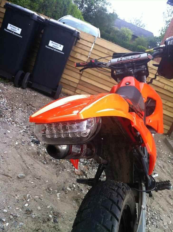 Derbi Senda SM-Extreme - Så kom der ny baglygte. billede 1