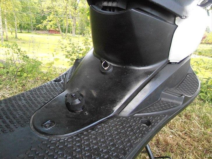 Yamaha Neos LC - Påfyldning af vand og tændingslås  billede 11