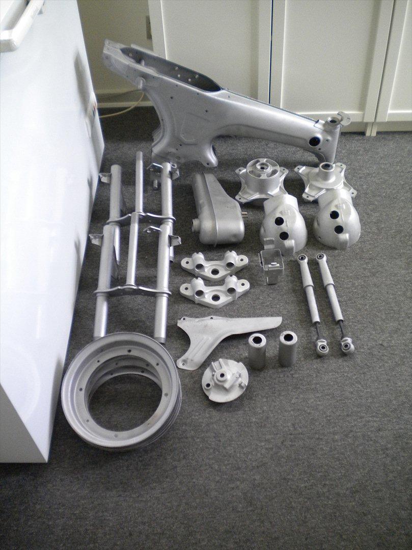 Honda Dax Ladefund :-) - Det meste er glasblæst, så nu går turen til maleren. Skal kun i første omgang have grunder, og vente til efteråret. billede 17