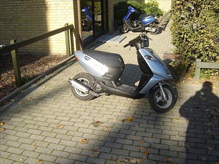 Yamaha Jog space - man kan se den holder i bagrunden bag min sonic ;) billede 5