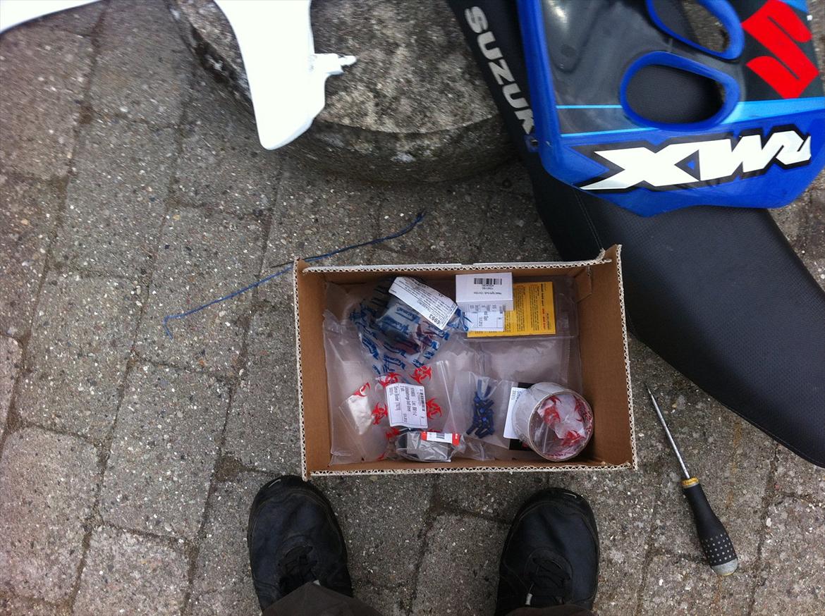 Suzuki RMX - Nye dele (spændingsregulator, baglygte, bremseklodser, skruer og div. ting) billede 4