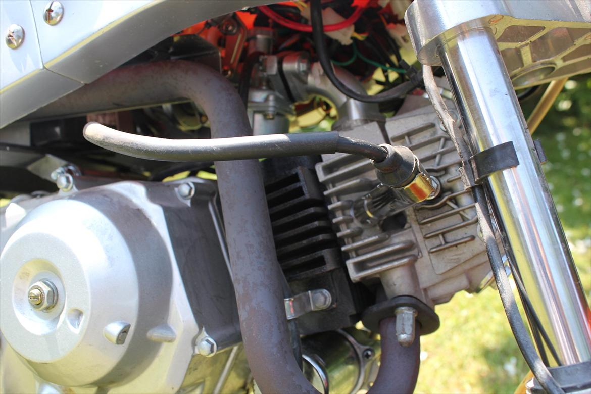 MiniBike X6 "VILDBASSEN" - • Tændrøret går ind i sidden på topstykket billede 7